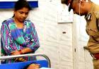அரசு மருத்துவமனையில் காயமடைந்த பெண் காவலரை சந்தித்த சென்னை கமிஷனர்...