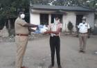  பூந்தமல்லி போக்குவரத்து உதவி ஆணையர் ஜெயகரன்  வேறு மாநிலங்களை சேர்ந்த லாரி ஓட்டுனர்களுக்கு மளிகை பொருட்கள் வழங்கினார்...