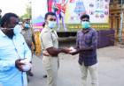 செல்வநாகரத்தினம் IPS பணியில் இருந்த காவலர்களுக்கு தேநீர் பிஸ்கட் உள்ளிட்ட சிற்றுண்டிகள் வழங்கினார்...