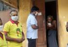 ஆதரவற்ற மக்களுக்கு வீடு தேடி உணவு பார்சல் வழங்கிய  சிறப்பு போலீஸ் அதிகாரி ஆடிவேல்...