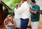 தள்ளாடிய 110 வயது மூதாட்டிக்கு உதவிய மாவட்ட காவல் கண்காணிப்பாளர் V.R.ஸ்ரீனிவாசன்