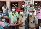 ஆதரவற்றோர்களுக்கு உதவிய நெல்லை மாநகர துணை ஆணையர் ஶ்ரீனிவாசன் மற்றும் லயன்ஸ் சங்க தலைவர் மணிகண்டன்...