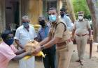 அம்பாசமுத்திரம் டிஎஸ்பி பிரான்சிஸ் பொதுமக்களுக்கு கொரோனா நிவாரண பொருட்கள் வழங்கினார்...