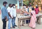 காவல் உதவி ஆணையர் சதீஷ்குமார் நெல்லையில் ஆதரவற்றோருக்கு உணவு வழங்கினார்...