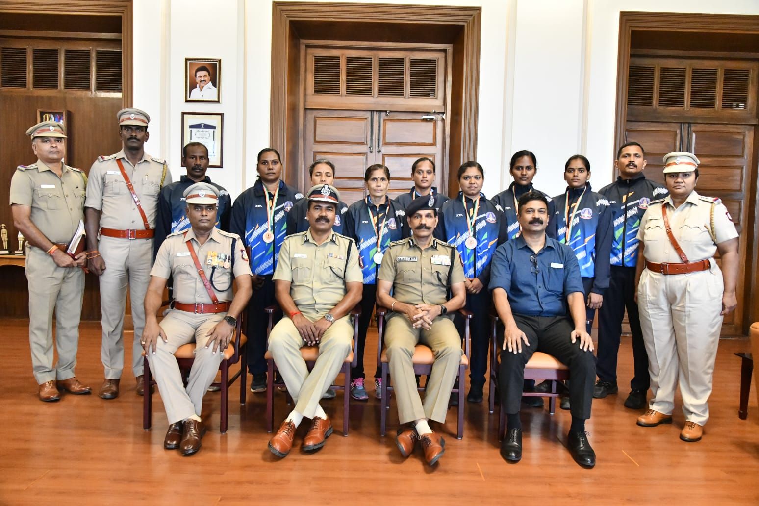 அகில இந்திய போலீஸ் குழு விளையாட்டுப் போட்டியில் பதக்கம் வென்ற காவலர்களை தலைமை இயக்குனர் சைலேந்திரபாபு இ.கா.ப., நேரில் அழைத்து பாராட்டினார்...