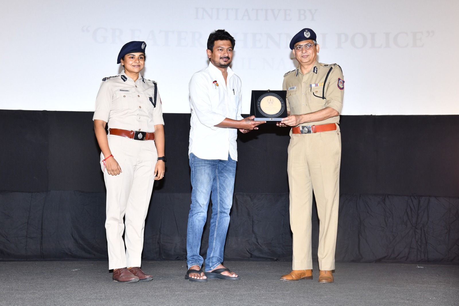 அமைச்சர் உதயநிதி ஸ்டாலின் சங்கர் ஜிவால், இ.கா.ப அவர்கள் முன்னிலையில் “Drive Against Drugs‘‘ குறும்படம் போட்டியில் வெற்றி பெற்ற நபர்களுக்கு பரிசுகள் வழங்கினார்...