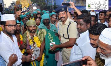 பாதயாத்திரை செல்லும் 650 பக்தர்களுக்கு  டார்ச் லைட்கள்  ஒளிரும் ஸ்டிக்கர்கள் சுகுணசிங் IPS வழங்கினார்...