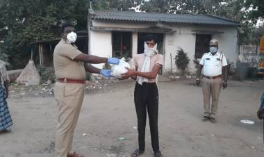  பூந்தமல்லி போக்குவரத்து உதவி ஆணையர் ஜெயகரன்  வேறு மாநிலங்களை சேர்ந்த லாரி ஓட்டுனர்களுக்கு மளிகை பொருட்கள் வழங்கினார்...