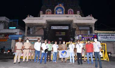 நெல்லை மாநகர காவலர்களுக்கு விடிய விடிய  முககவசம்,பாதாம் பால் வழங்கிய விஜய்  மக்கள் இயக்கம்...