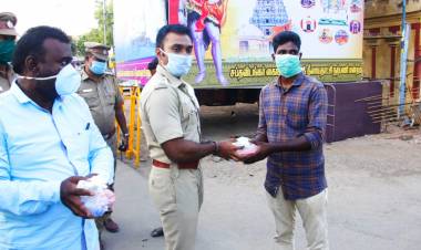 செல்வநாகரத்தினம் IPS பணியில் இருந்த காவலர்களுக்கு தேநீர் பிஸ்கட் உள்ளிட்ட சிற்றுண்டிகள் வழங்கினார்...