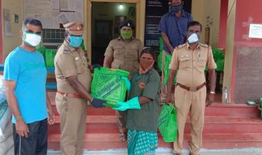 துப்புரவு பணியாளர்களுக்கு உதவிய தாளவாடி ஆய்வாளர் அன்பரசு...