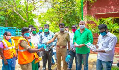 ஆய்வாளர் பாலமுருகன் தலைமையில் துப்புரவு தொழிலாளர்களுக்கு அத்தியாவசிய பொருட்கள் வழங்கப்பட்டது...