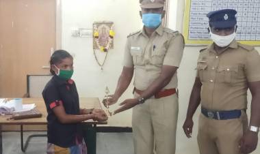 பெண்ணின் நேர்மை குணத்தைப் பாராட்டி பரிசளித்த முக்கூடல் காவல்துறையினர்...
