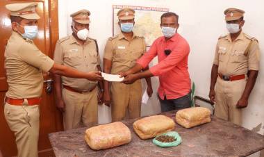 காவல்நிலையத்திற்கு நேரில் சென்று காவலர்களை பாராட்டிய துணை ஆணையர் ...
