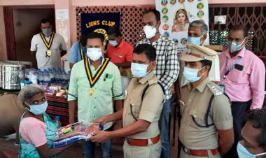 ஆதரவற்றோர்களுக்கு உதவிய நெல்லை மாநகர துணை ஆணையர் ஶ்ரீனிவாசன் மற்றும் லயன்ஸ் சங்க தலைவர் மணிகண்டன்...