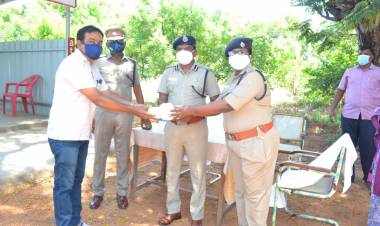 பத்திரிகை துறையினருக்கு கொரோனா தடுப்பு உபகரணங்கள் வழங்கிய திண்டுக்கல் மாவட்ட காவல்துறை...