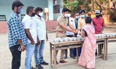 காவல் உதவி ஆணையர் சதீஷ்குமார் நெல்லையில் ஆதரவற்றோருக்கு உணவு வழங்கினார்...
