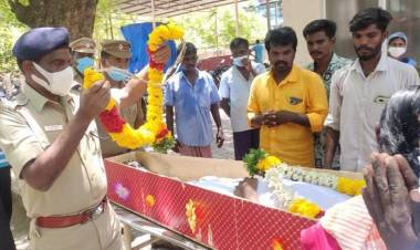 ஏட்டு கபிலன் உடலுக்கு  மாவட்ட காவல் கண்காணிப்பாளர் மணிவண்ணன் IPS., மலர் வளையம் வைத்து அஞ்சலி செலுத்தினார்...