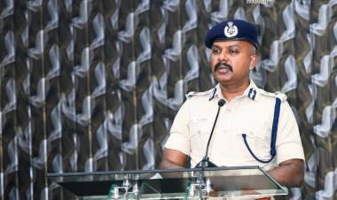 கோவை மாநகர காவல் ஆணையர்  பாலகிருஷ்ணன்IPS மேற்கு மண்டலத்தில் உள்ள காவல்துறை குடும்ப மாணவ மாணவிகளுக்கான வழிகாட்டுதல் நிகழ்ச்சி தொடங்கி வைத்து உரையாற்றினார்... 