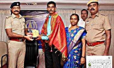 திருநெல்வேலி மாவட்ட காவல் கண்காணிப்பாளர்.ப.சரவணன், இ.கா.ப., பொது தேர்வில் அதிக மதிப்பெண் பெற்ற காவல்துறையினரின் குழந்தைகளுக்கு கேடயம்  வழங்கினார்...  