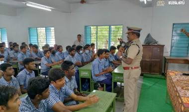 கஞ்சா  விழிப்புணர்வு குறித்து கோவை சரக காவல் துணைத் தலைவர் முனைவர் டி.ஐ.ஜி.முத்துசாமி இ.கா.ப இன்று மாணவர்களுடன் உரையாற்றினார்...