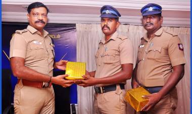 திருநெல்வேலி மாவட்ட காவல் கண்காணிப்பாளர்‌ ப.சரவணன், இ.கா.ப., மாவட்ட காவல் துறையில் "ஸ்மார்ட் காவலர் செயலி" -யை சிறப்பாக செயல்படுத்தி வரும் காவலர்களுக்கு பரிசு வழங்கி பாராட்டினார்...
