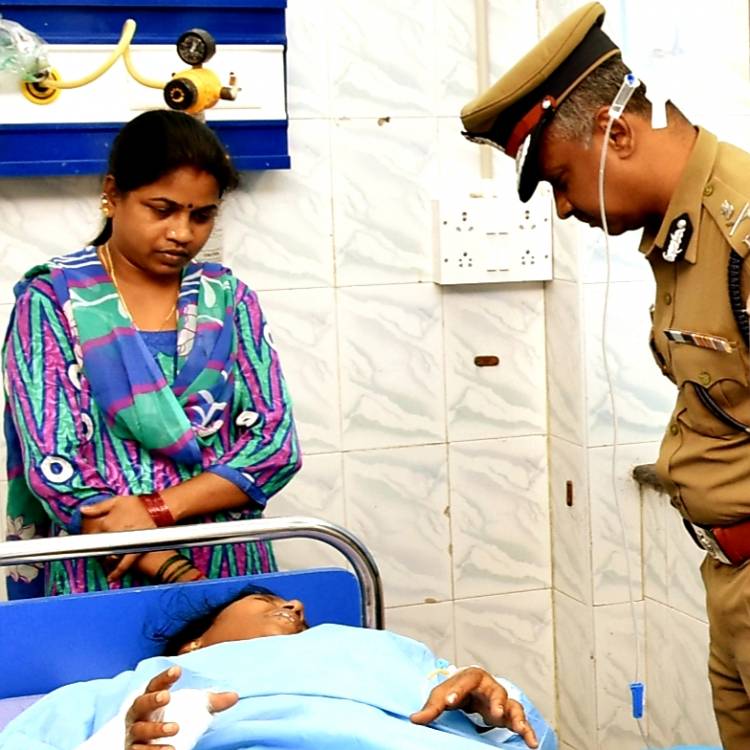 அரசு மருத்துவமனையில் காயமடைந்த பெண் காவலரை சந்தித்த சென்னை கமிஷனர்...