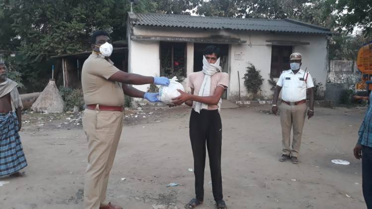  பூந்தமல்லி போக்குவரத்து உதவி ஆணையர் ஜெயகரன்  வேறு மாநிலங்களை சேர்ந்த லாரி ஓட்டுனர்களுக்கு மளிகை பொருட்கள் வழங்கினார்...
