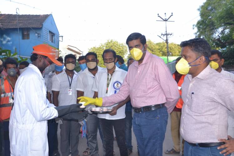 விஜய்மக்கள் இயக்கம் சார்பாக  200பேருக்கு  கப சுர குடிநீர் 100முககவசங்கள்