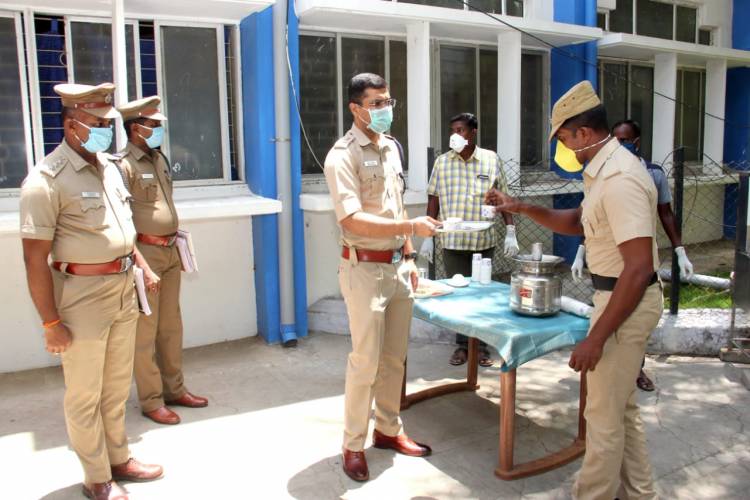 தூத்துக்குடி காவல்துறையினருக்கு மாவட்ட காவல் கண்காணிப்பாளர்  அருண் பாலகோபாலன் IPS கபசுரக் குடிநீர் வழங்கினார்...