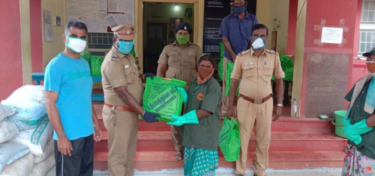 துப்புரவு பணியாளர்களுக்கு உதவிய தாளவாடி ஆய்வாளர் அன்பரசு...