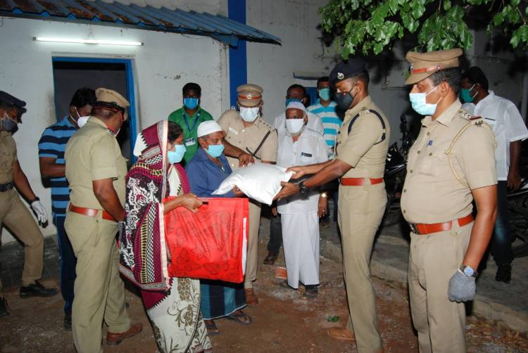 மதுரை மாநகர துணை ஆணையர் கார்த்திக் IPS நலிவடைந்த குடும்பங்களுக்கு நல உதவி வழங்கினார்...