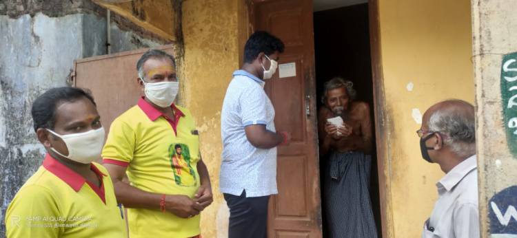 ஆதரவற்ற மக்களுக்கு வீடு தேடி உணவு பார்சல் வழங்கிய  சிறப்பு போலீஸ் அதிகாரி ஆடிவேல்...