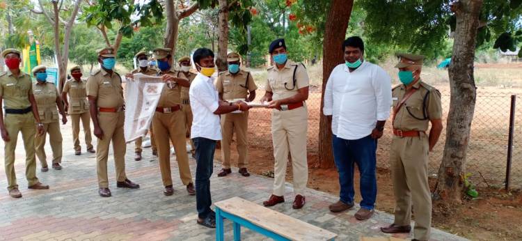 ஊர்காவல் குடும்பத்தினருக்கு SP சுகுணசிங் IPS அவர்கள் அத்தியாவசிய பொருட்களை வழங்கினார்...