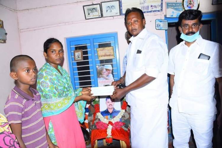  ராணுவ வீரர் குடும்பத்திற்கு ஒரு லட்சம் உதவி செய்த தேனி மாவட்ட விஜய் ரசிகர்கள்..