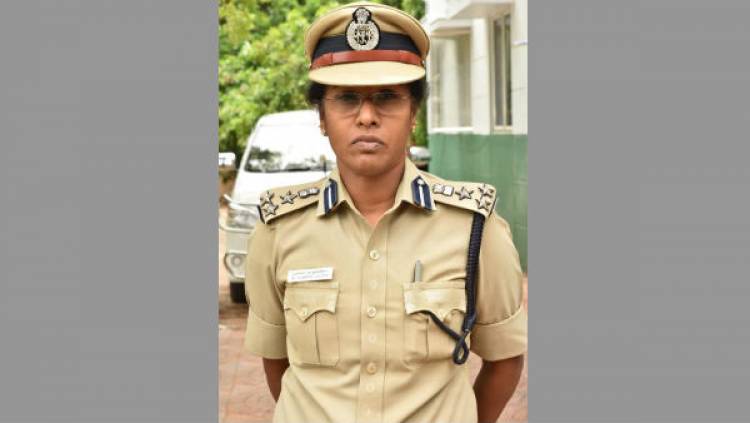 மணல் லாரியை மடக்கிபிடித்த திருச்சி சரக DIG ஆனிவிஜயா IPS