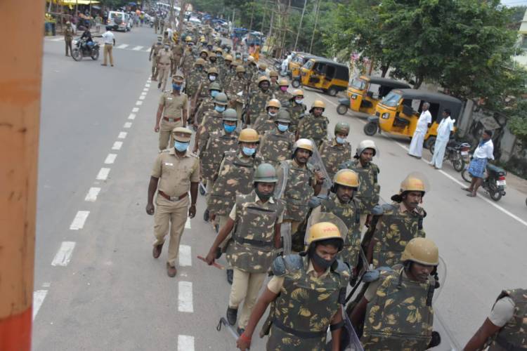 அரியலூரில் காவல்துறையினர் பிரம்மாண்டகொடி அணிவகுப்பு பேரணி...