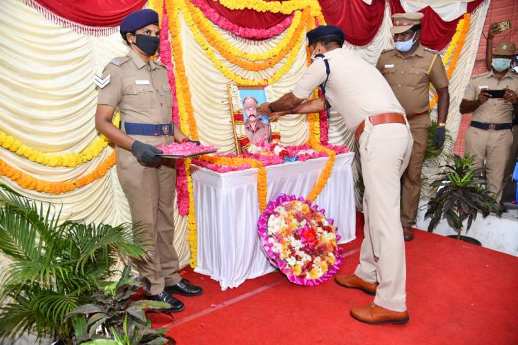 உயிரிழந்த உதவி ஆய்வாளரின் திருவுருவ படத்திற்கு  காவல் ஆணையாளர் மலரஞ்சலி  செலுத்தினார்...