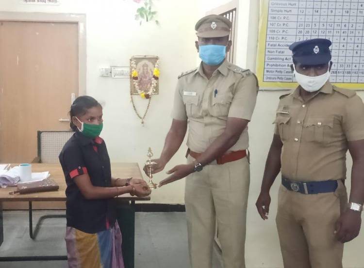 பெண்ணின் நேர்மை குணத்தைப் பாராட்டி பரிசளித்த முக்கூடல் காவல்துறையினர்...