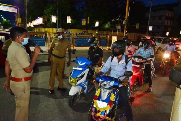 ஊரடங்கை மீறியவர்களுக்கு நூதன தண்டனை வழங்கிய நெல்லைமாநகர துணை ஆணையர் சீனிவாசன் ...