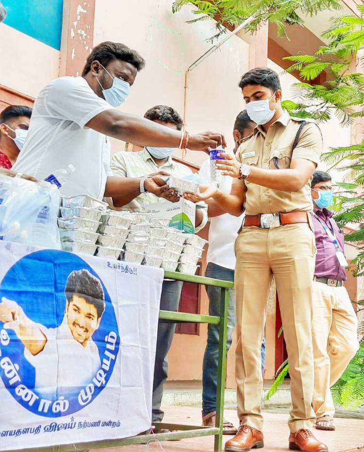 ஆதரவற்றோர்க்கு உணவு வழங்கிய காவல் உதவி ஆணையர் சதிஷ் குமார்... 