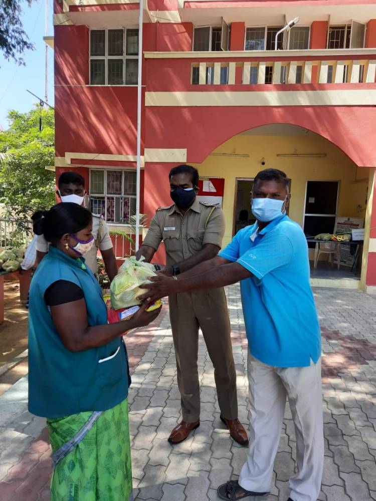 கூடங்குளம் காவல் ஆய்வாளர்  ஜான் பிரிட்டோ பசுமை பணியாளர்களுக்கு அத்தியாவசிய பொருட்கள் வழங்கினார்...