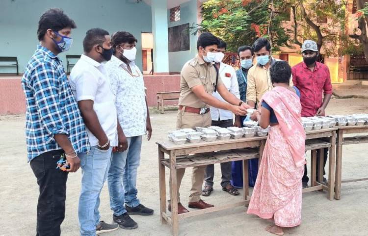 காவல் உதவி ஆணையர் சதீஷ்குமார் நெல்லையில் ஆதரவற்றோருக்கு உணவு வழங்கினார்...