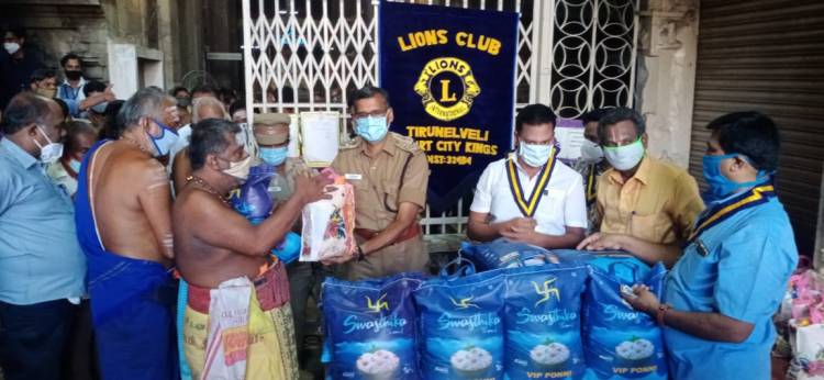 காவல் துணை ஆணையர் ராஜராஜன் கோவில் அர்ச்சகர்களுக்கு நிவாரண பொருட்கள்  வழங்கினார்...