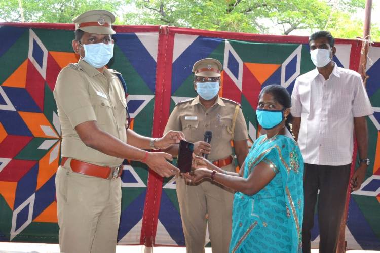 திண்டுக்கல் காவல் கண்காணிப்பாளர் V.R.ஸ்ரீனிவாசன் அவர்கள் அதிரடி நடவடிக்கை ! காணாமல் போன செல்போன்கள் ஒப்படைப்பு...