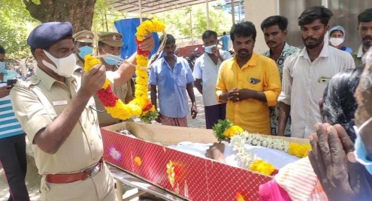 ஏட்டு கபிலன் உடலுக்கு  மாவட்ட காவல் கண்காணிப்பாளர் மணிவண்ணன் IPS., மலர் வளையம் வைத்து அஞ்சலி செலுத்தினார்...