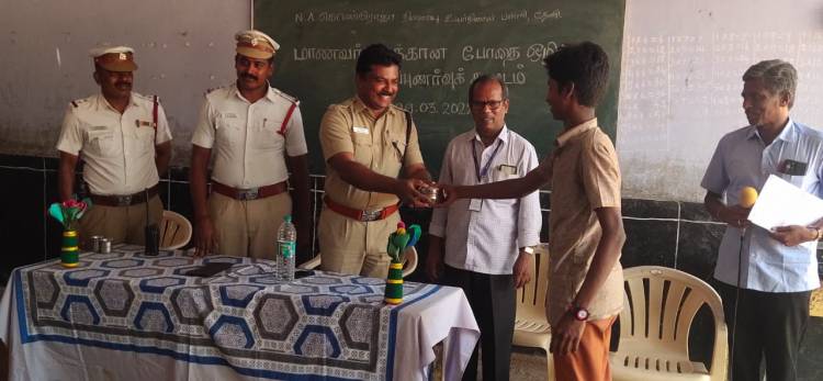 தேனி DSP பால் சுதர்  தலைமையில் பள்ளி மாணவ,மாணவியருக்கு விழிப்புணர்வு  நிகழ்ச்சி நடத்தப்பட்டது...