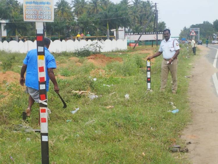 கம்பம் போக்குவரத்து  காவல் ஆய்வாளர்  தேசிய நெடுஞ்சாலை இருபுறம் வாகன ஓட்டிகளுக்கு இடையூறாக இருந்த முட்புதர்களை சுத்தம் செய்தனர்...