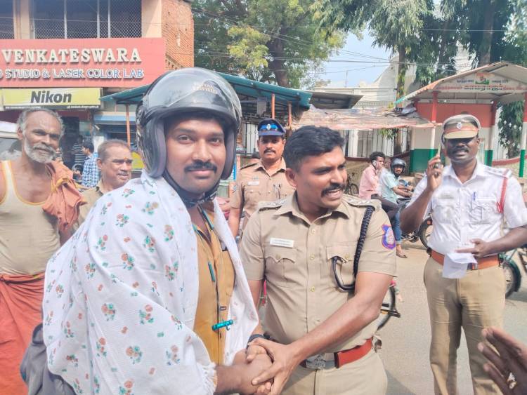 கும்பகோண துணை கண்காணிப்பாளர்    மகேஷ் குமார் அவர்களின் தலைமையில் வாகன சோதனையில் இரண்டு நாட்களாக  300க்கும் மேற்பட்ட  இருசக்கர வாகனங்களுக்கு தலைக்கவசம்  அபராதம் விதிக்கப்பட்டது...