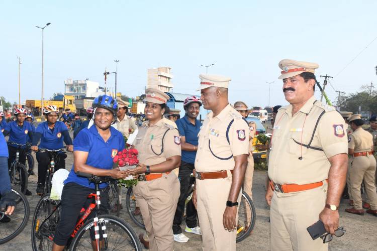 சென்னையிலிருந்து வந்த பெண் காவல்துறையினரின் சைக்கிள் பேரணியை மலர் கொடுத்து வரவேற்ற பெரம்பலூர் மாவட்ட காவல் கண்காணிப்பாளர்...   
